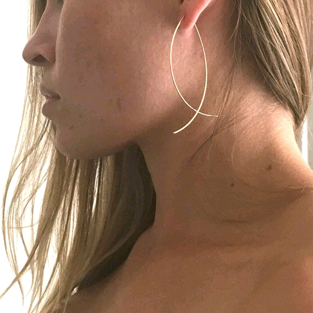💖 2/$30 Minimalist dainty gold plated simple casual fish hoop earrings - Picture 3 of 12